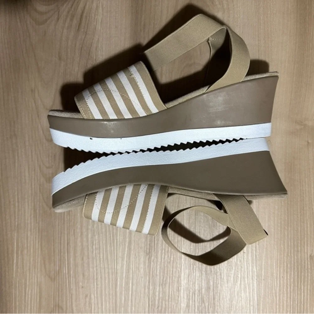 Charleston Shoe Co. Wedge Sandals Women 10 Tan Striped Elastic Platform Casual